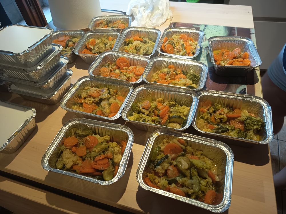 Barquettes de mijoté de légumes alignées sur une table